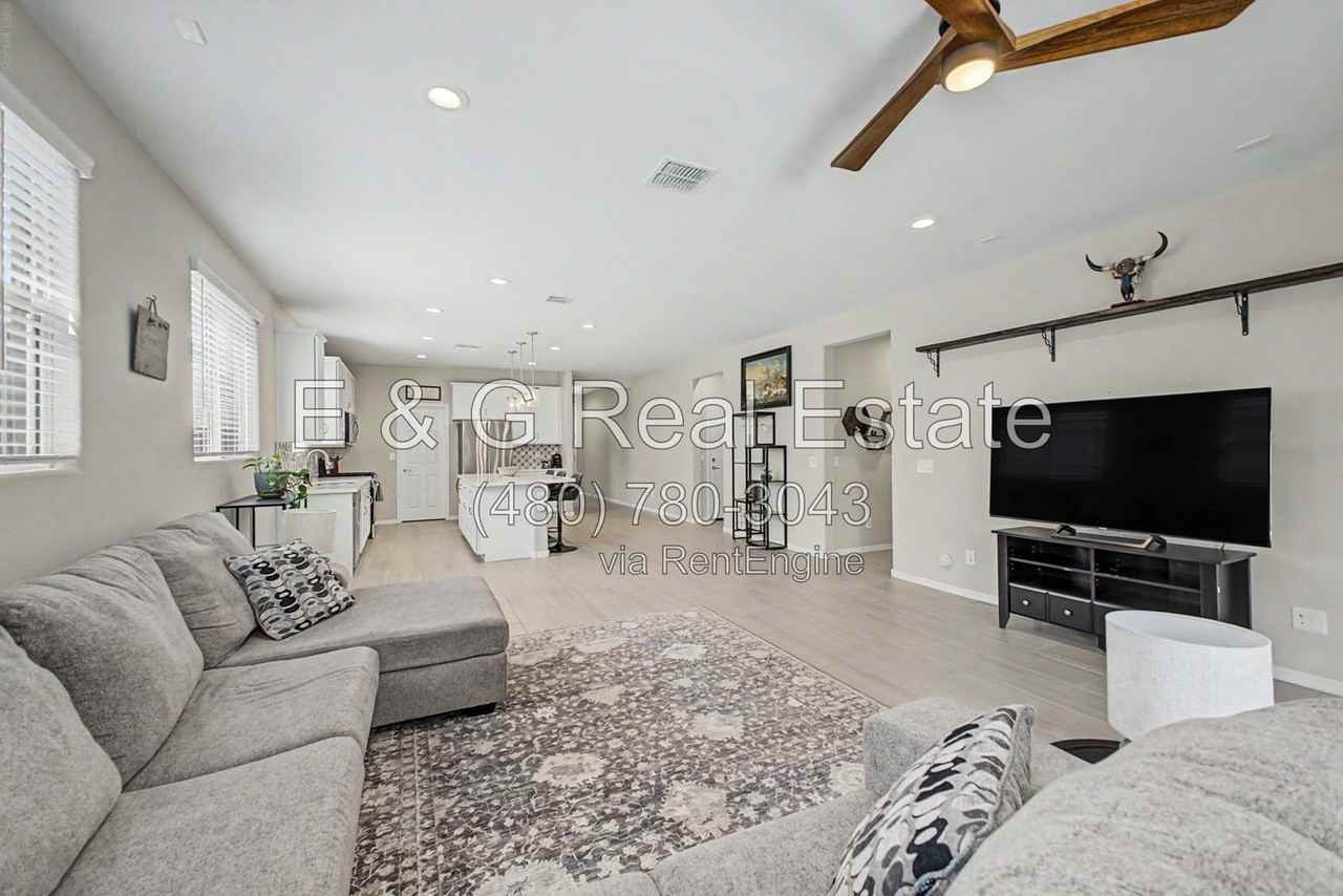 10861 W Fillmore St - Photo 4 of 31