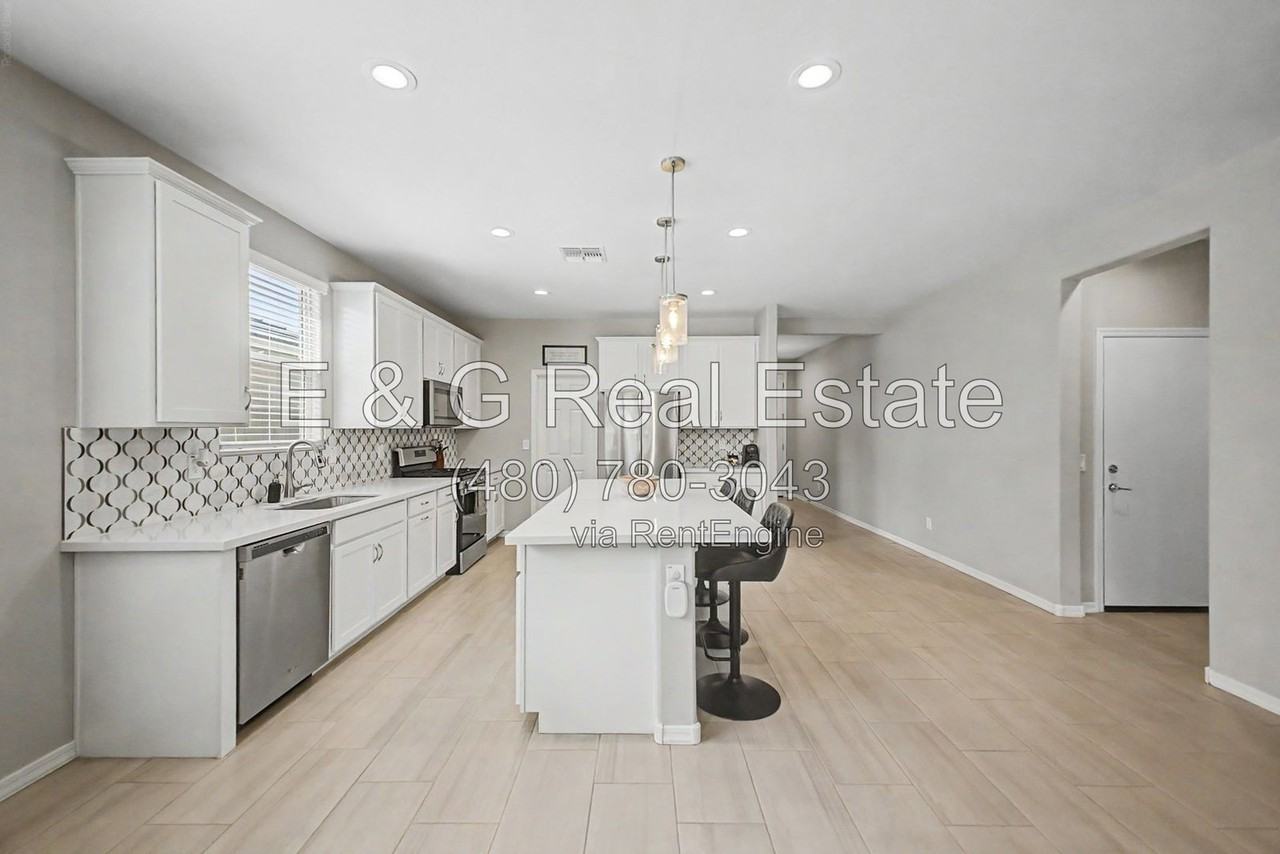 10861 W Fillmore St - Photo 7 of 31