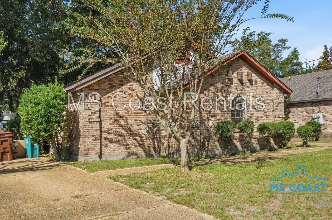 165 Daisy St - Photo 3 of 21