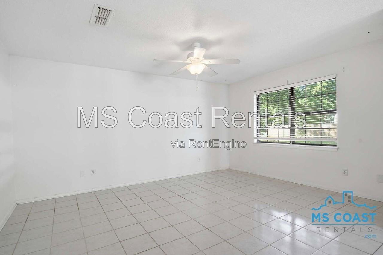 165 Daisy St - Photo 5 of 21