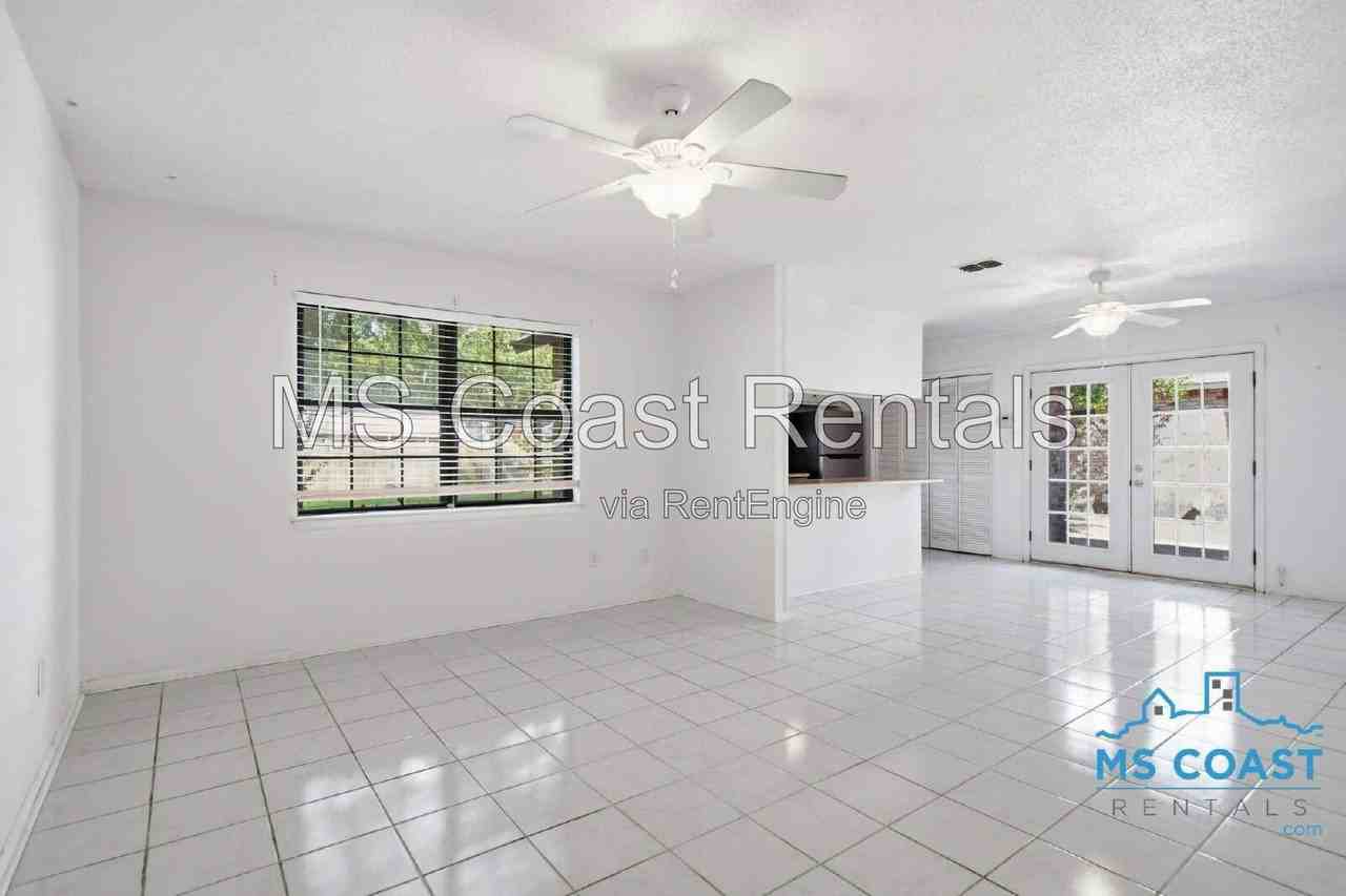 165 Daisy St - Photo 6 of 21