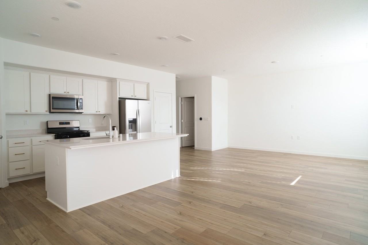 4055 N Casey Ave - Photo 2 of 8