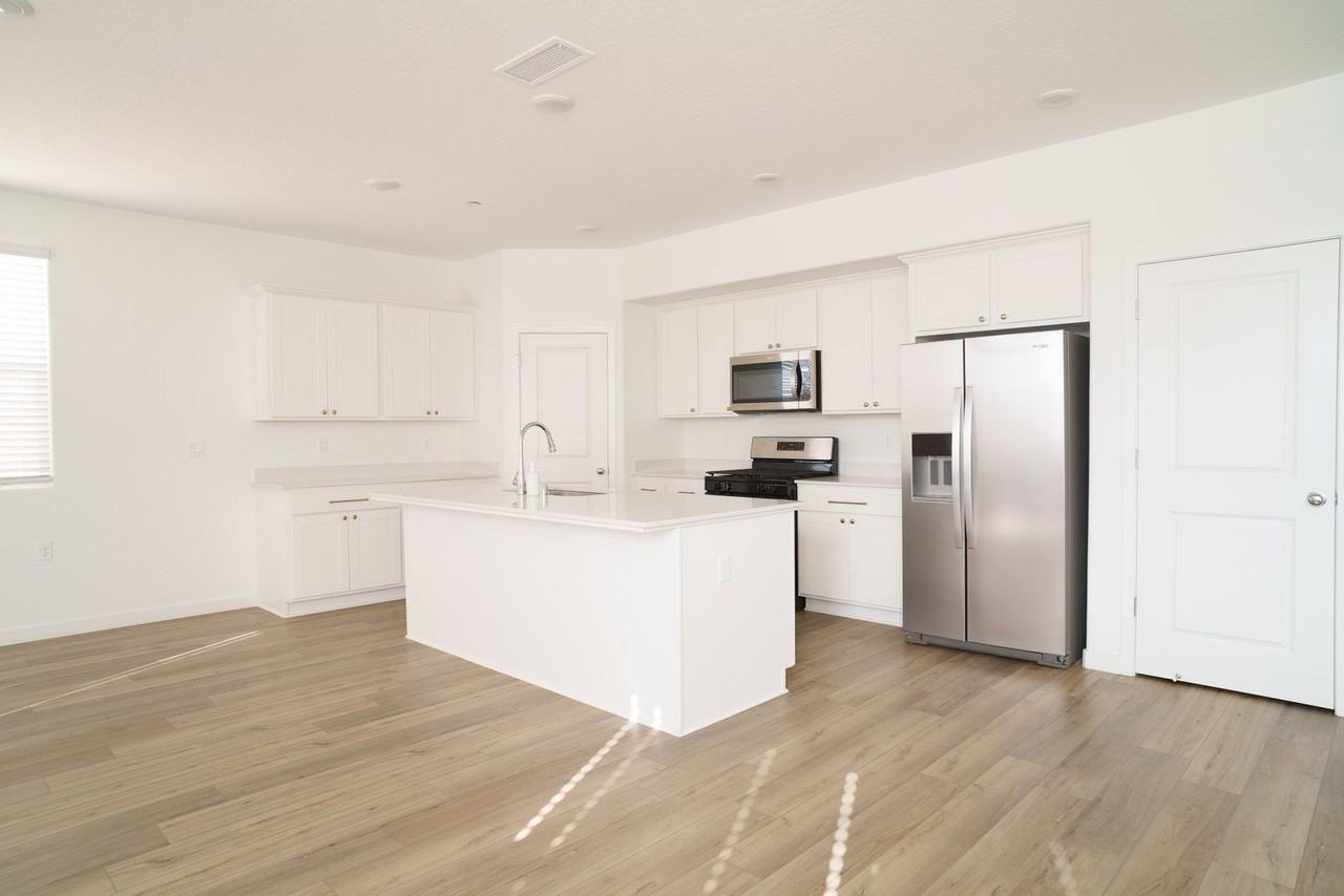 4055 N Casey Ave - Photo 3 of 8