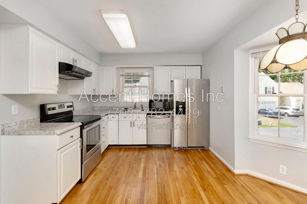 4354 Chambord Ln - Photo 6 of 36