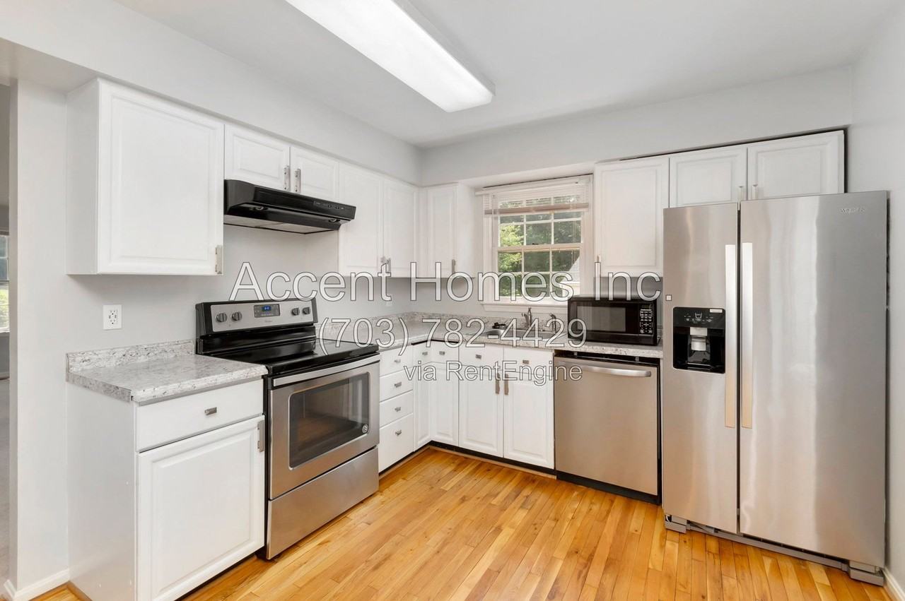 4354 Chambord Ln - Photo 7 of 36