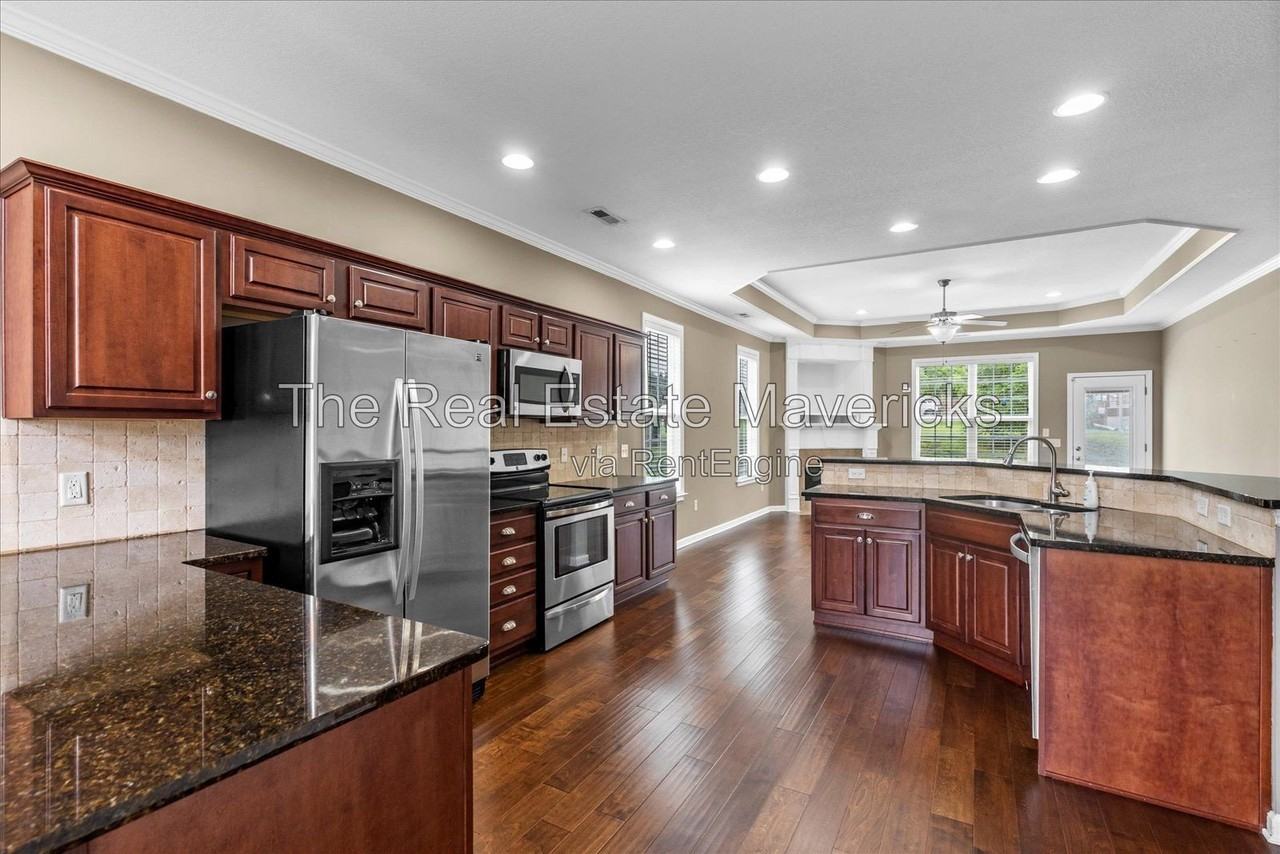 2858 Amsterdam Ln - Photo 2 of 10