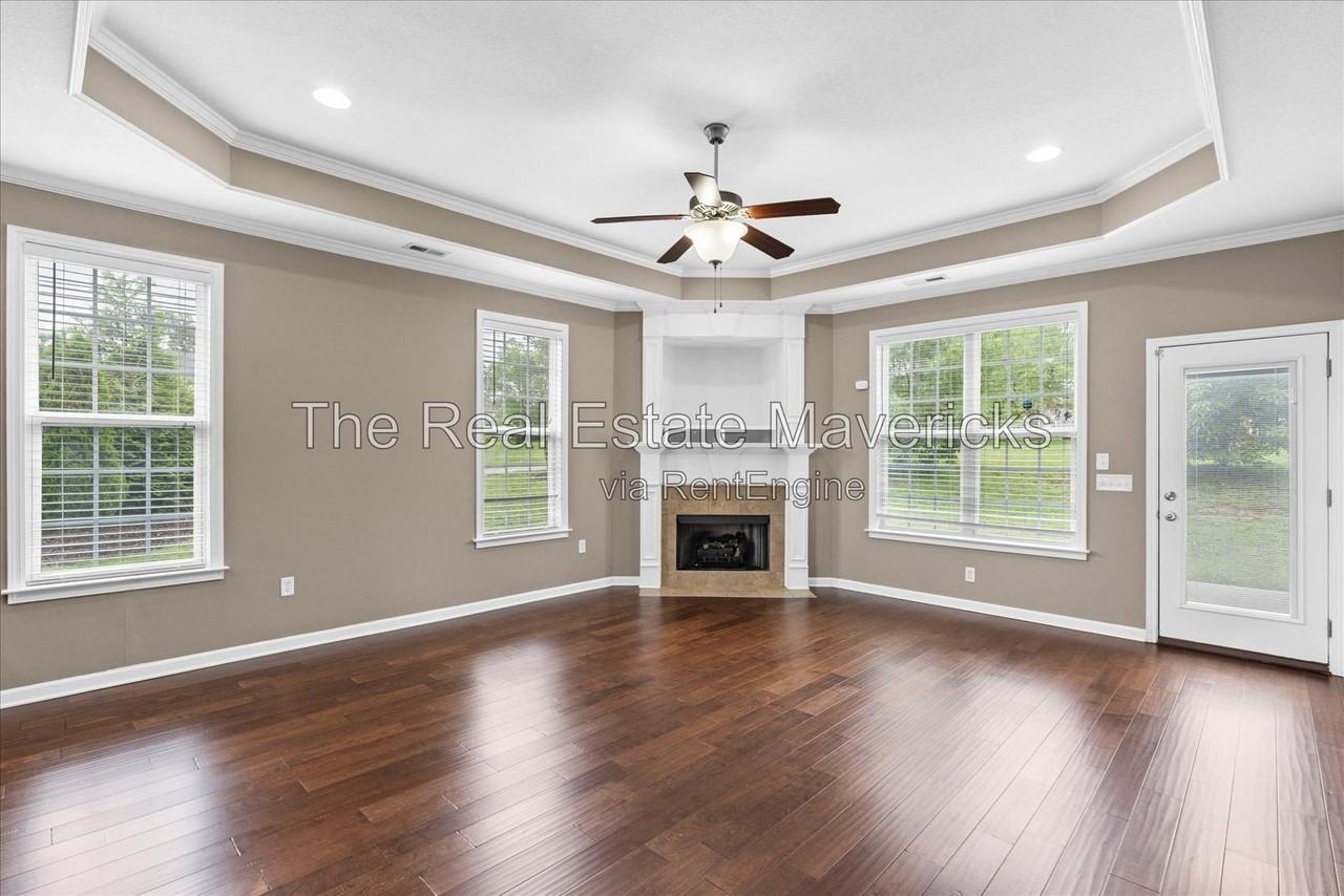 2858 Amsterdam Ln - Photo 3 of 10