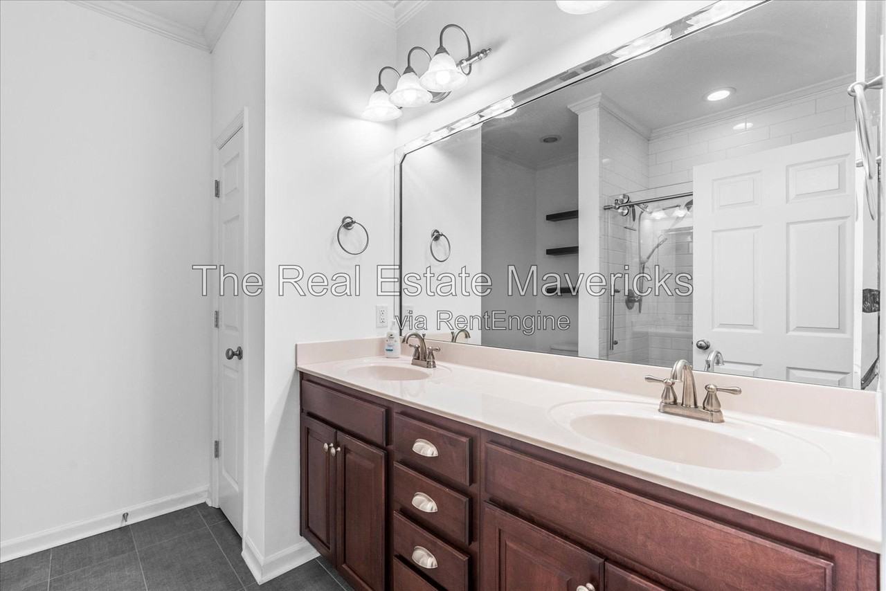 2858 Amsterdam Ln - Photo 6 of 10