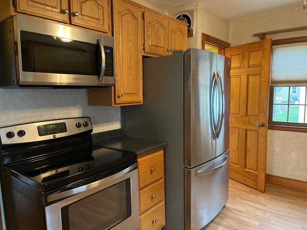 910 E Maple St - Photo 3 of 24
