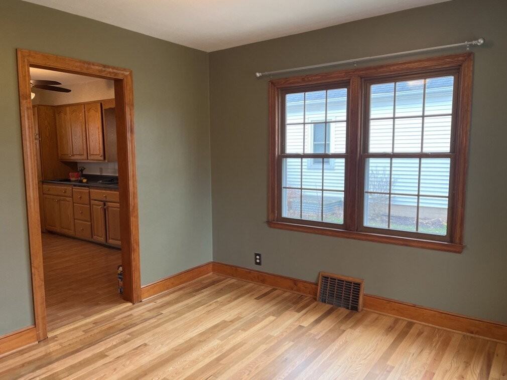 910 E Maple St - Photo 5 of 24