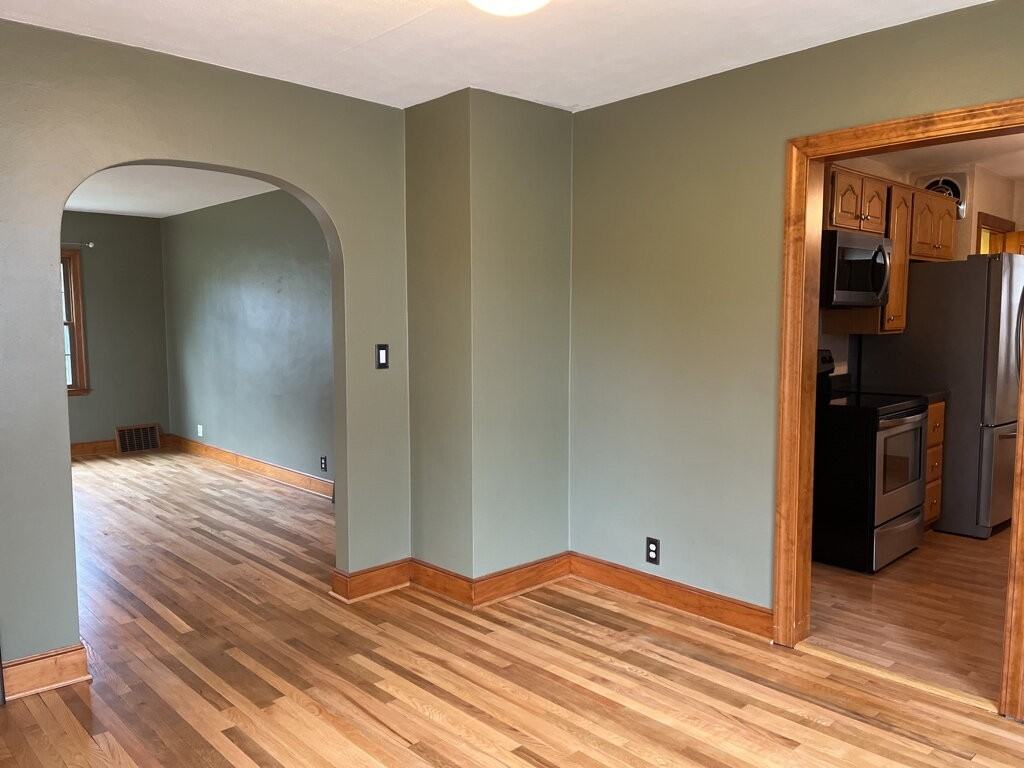 910 E Maple St - Photo 6 of 24