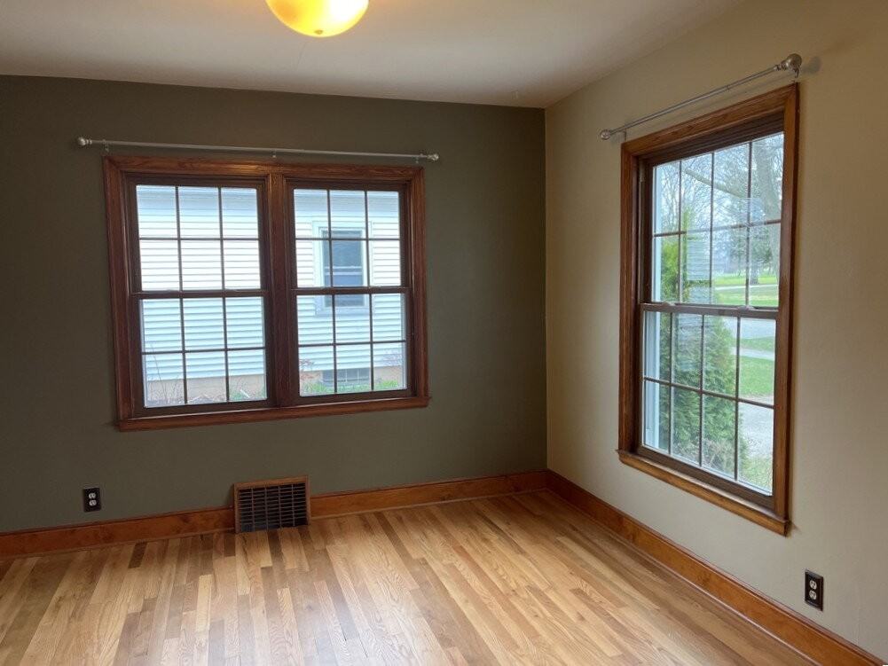 910 E Maple St - Photo 7 of 24