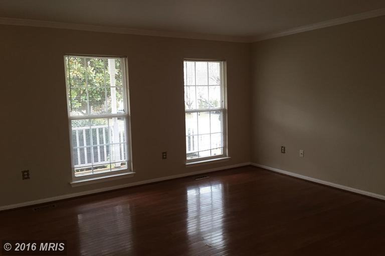 5572 Roundtree Dr - Photo 3 of 19