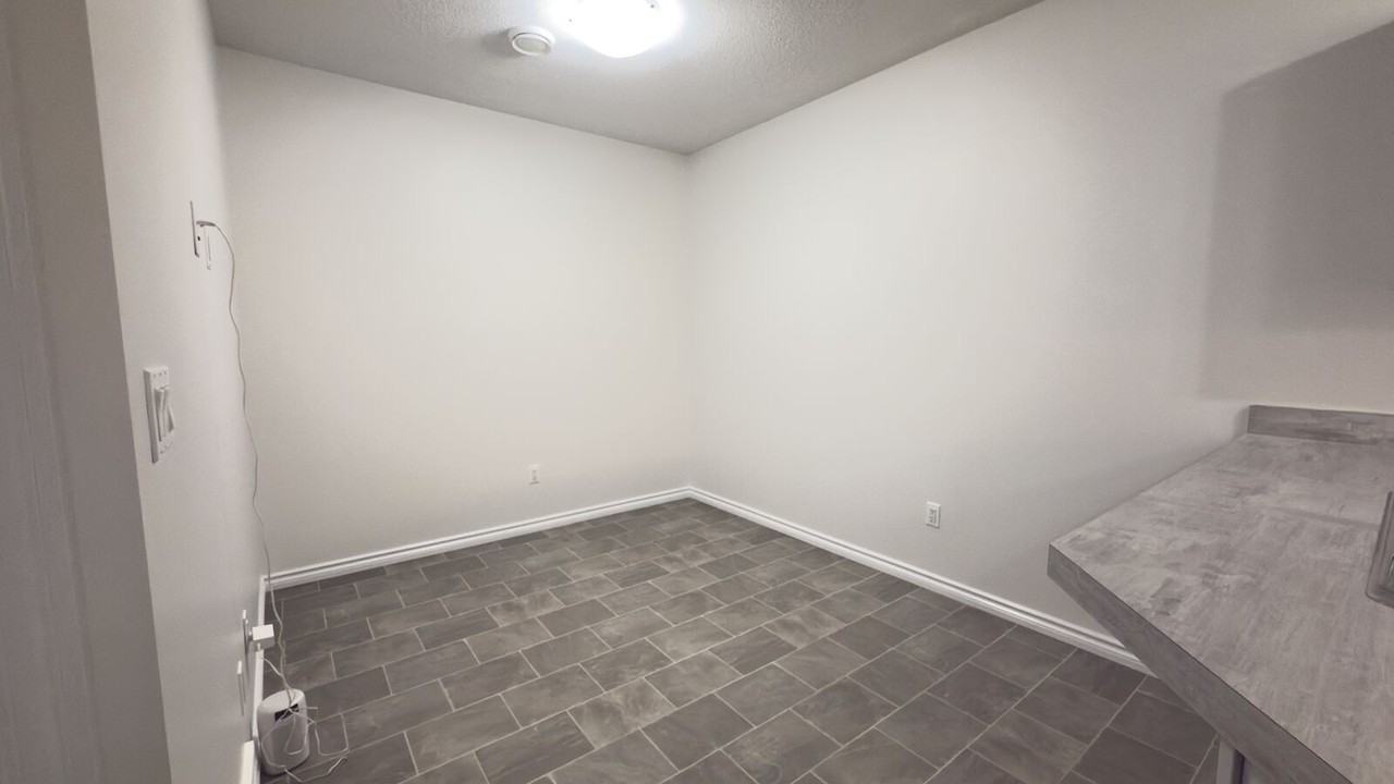 1409 Erker Cres Nw - Photo 4 of 8