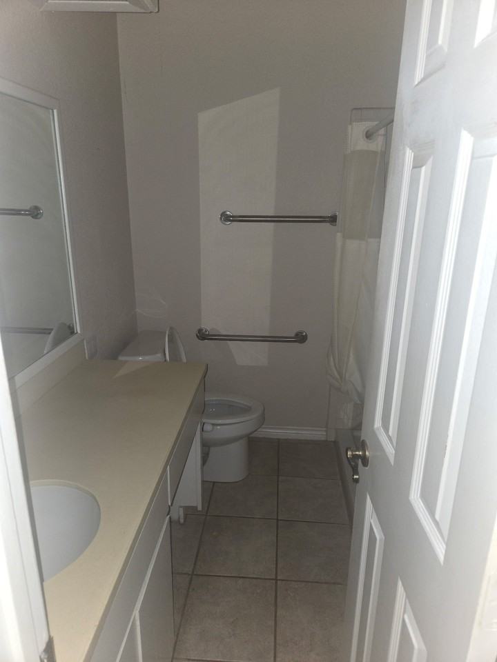 423 S Lindsay St #A - Photo 7 of 10