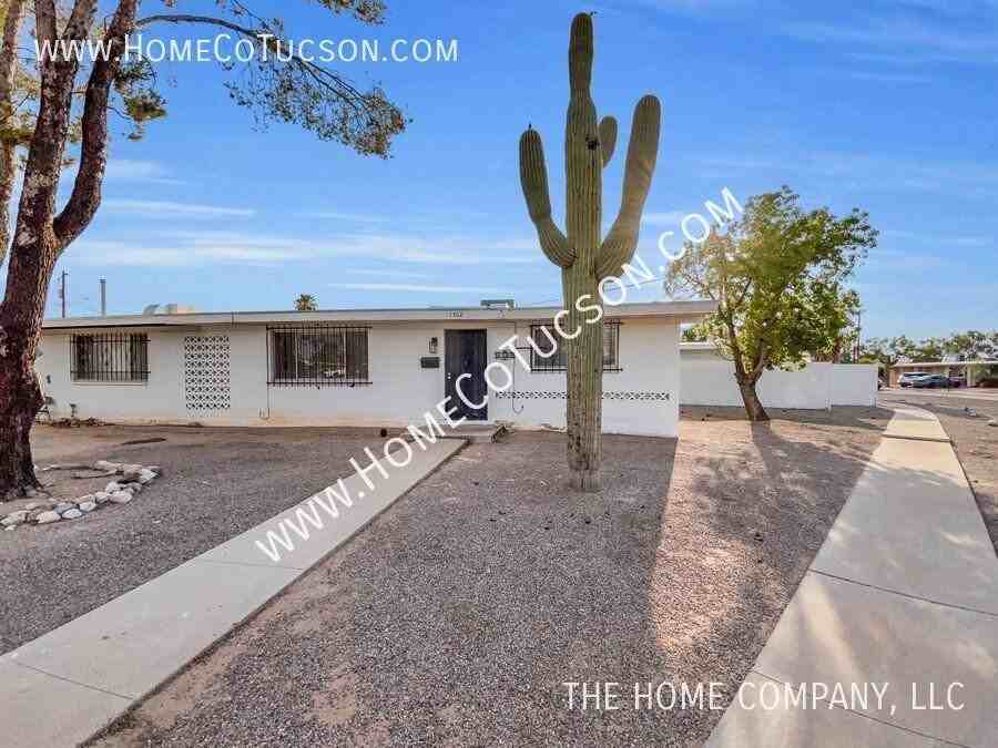 1302 E Louisiana Dr - Photo 4 of 34