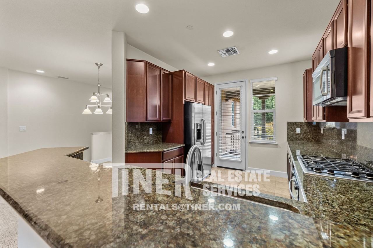 415 Anchor Ln #201 - Photo 4 of 31