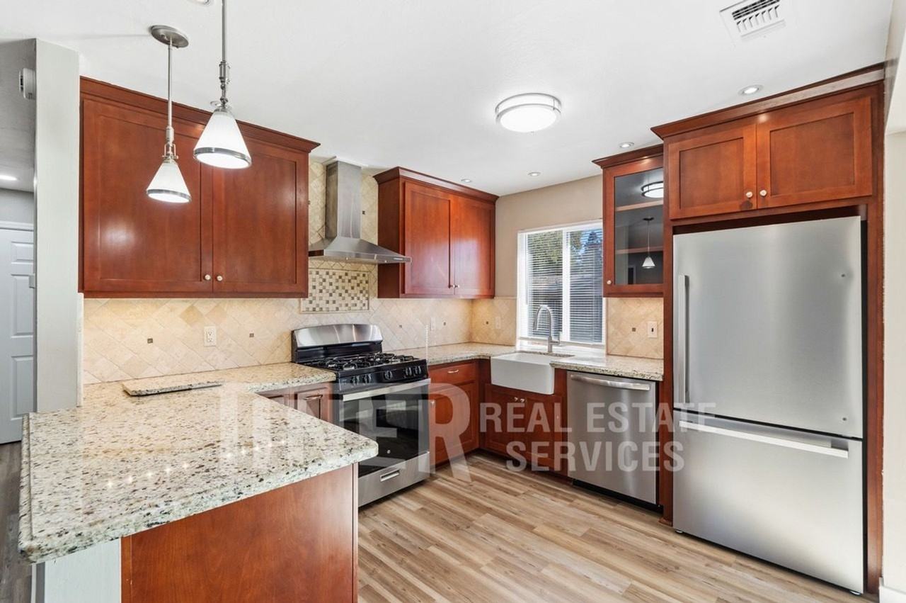 9549 Sara St - Photo 3 of 27