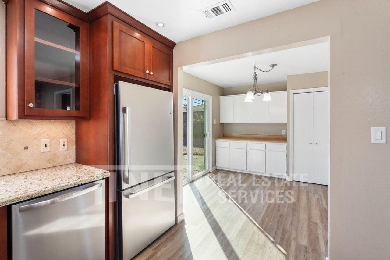 9549 Sara St - Photo 4 of 27