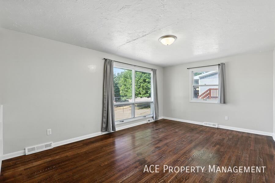 4586 Wentworth Dr - Photo 4 of 15