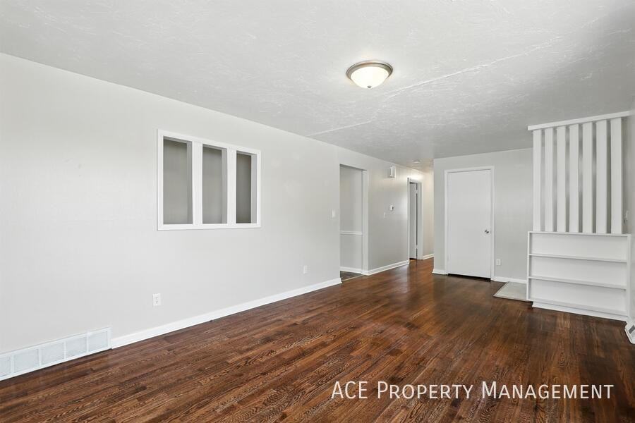 4586 Wentworth Dr - Photo 5 of 15