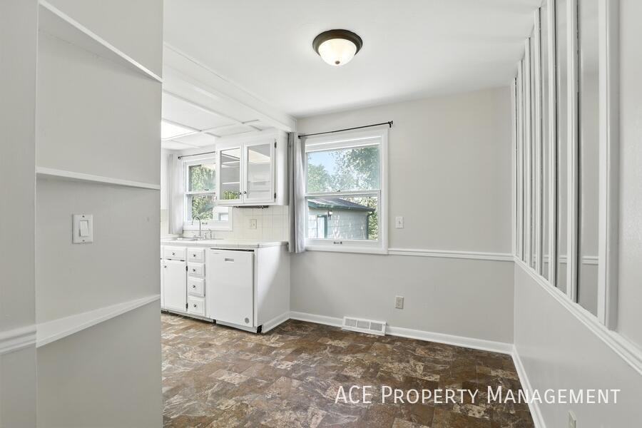 4586 Wentworth Dr - Photo 6 of 15