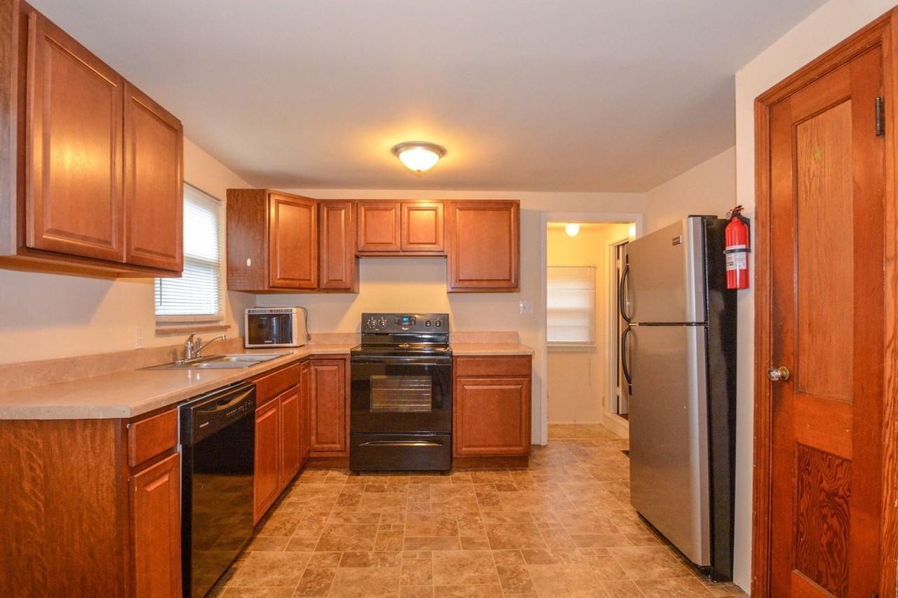 207 E 14th St - Photo 4 of 30