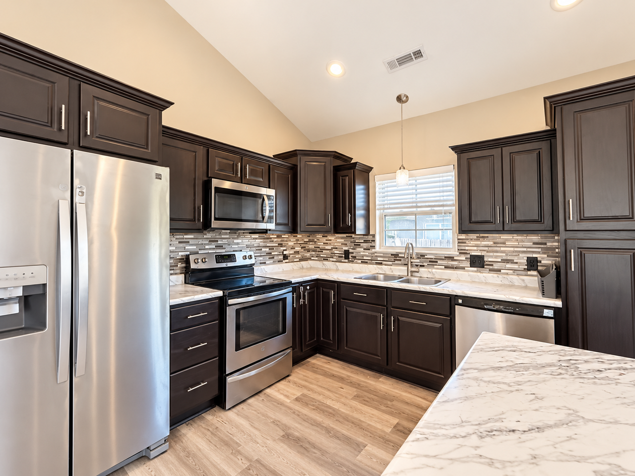202 Deerfield Ct - Photo 3 of 9