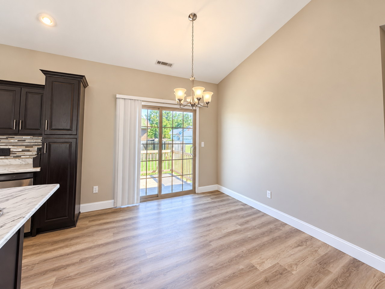 202 Deerfield Ct - Photo 4 of 9