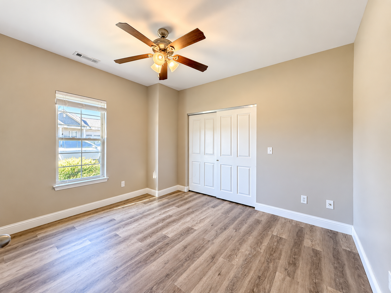 202 Deerfield Ct - Photo 5 of 9