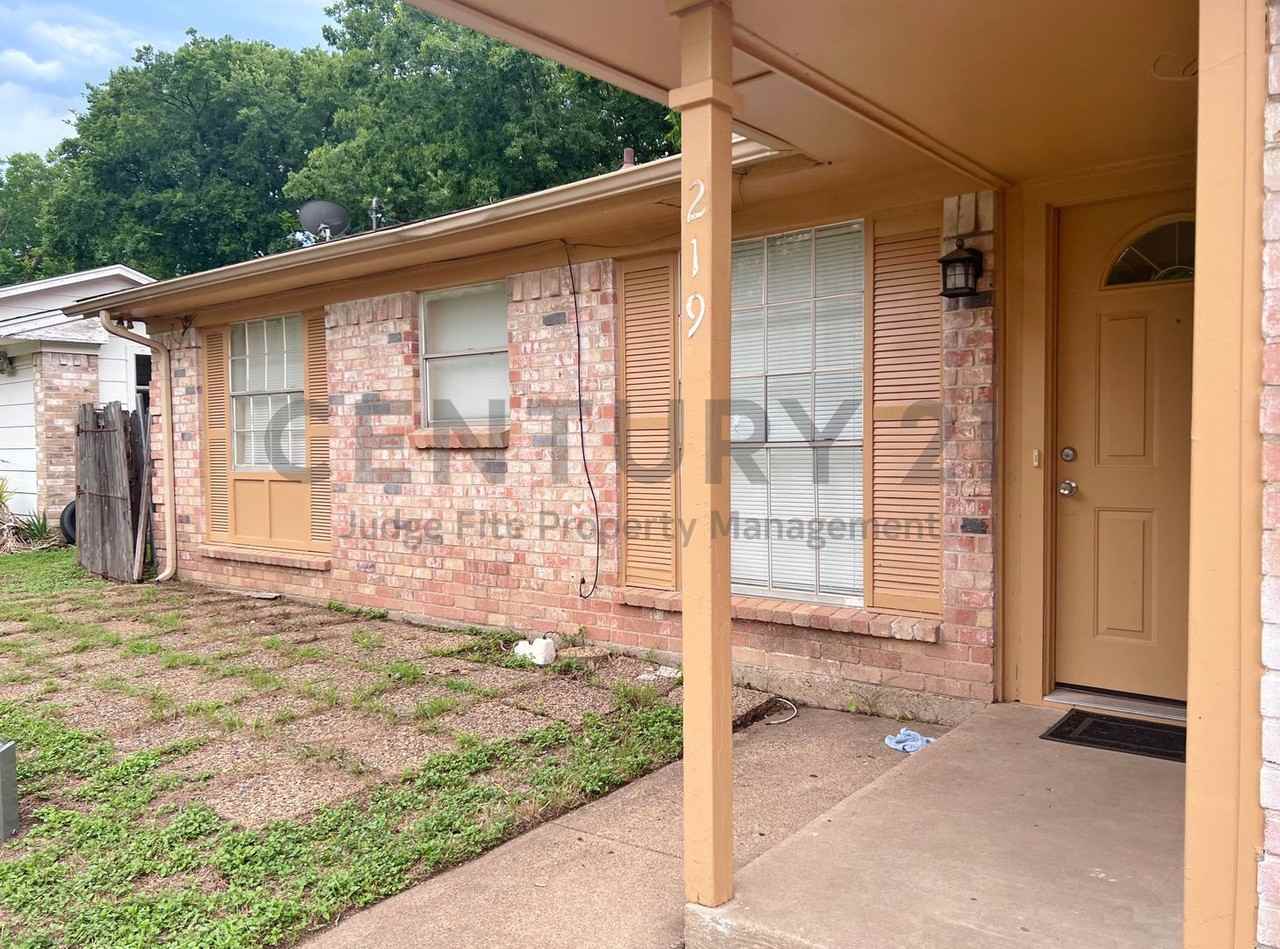 219 Rockaway Dr - Photo 2 of 19