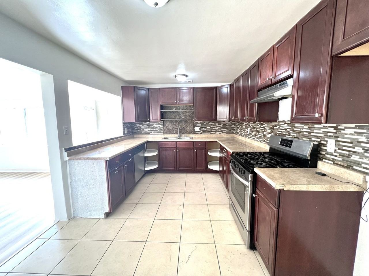 3165 Alameda Ct - Photo 3 of 28