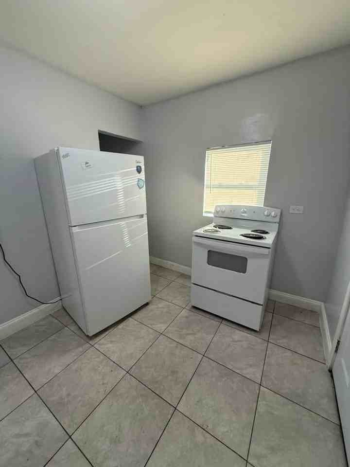 1781 Francis St - Photo 5 of 11
