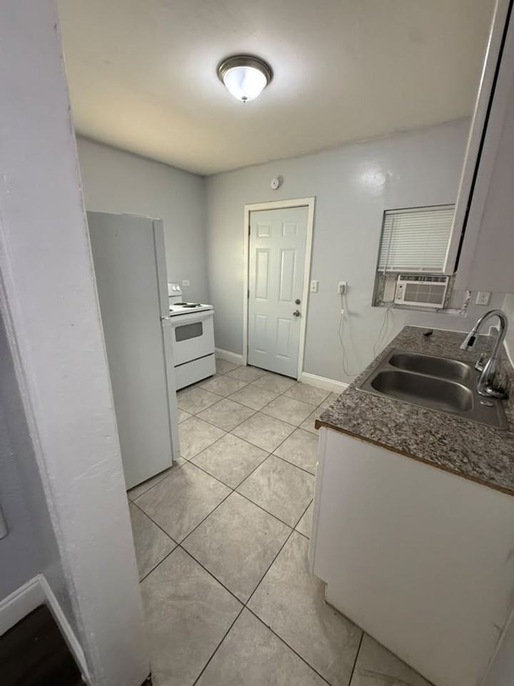 1781 Francis St - Photo 6 of 11