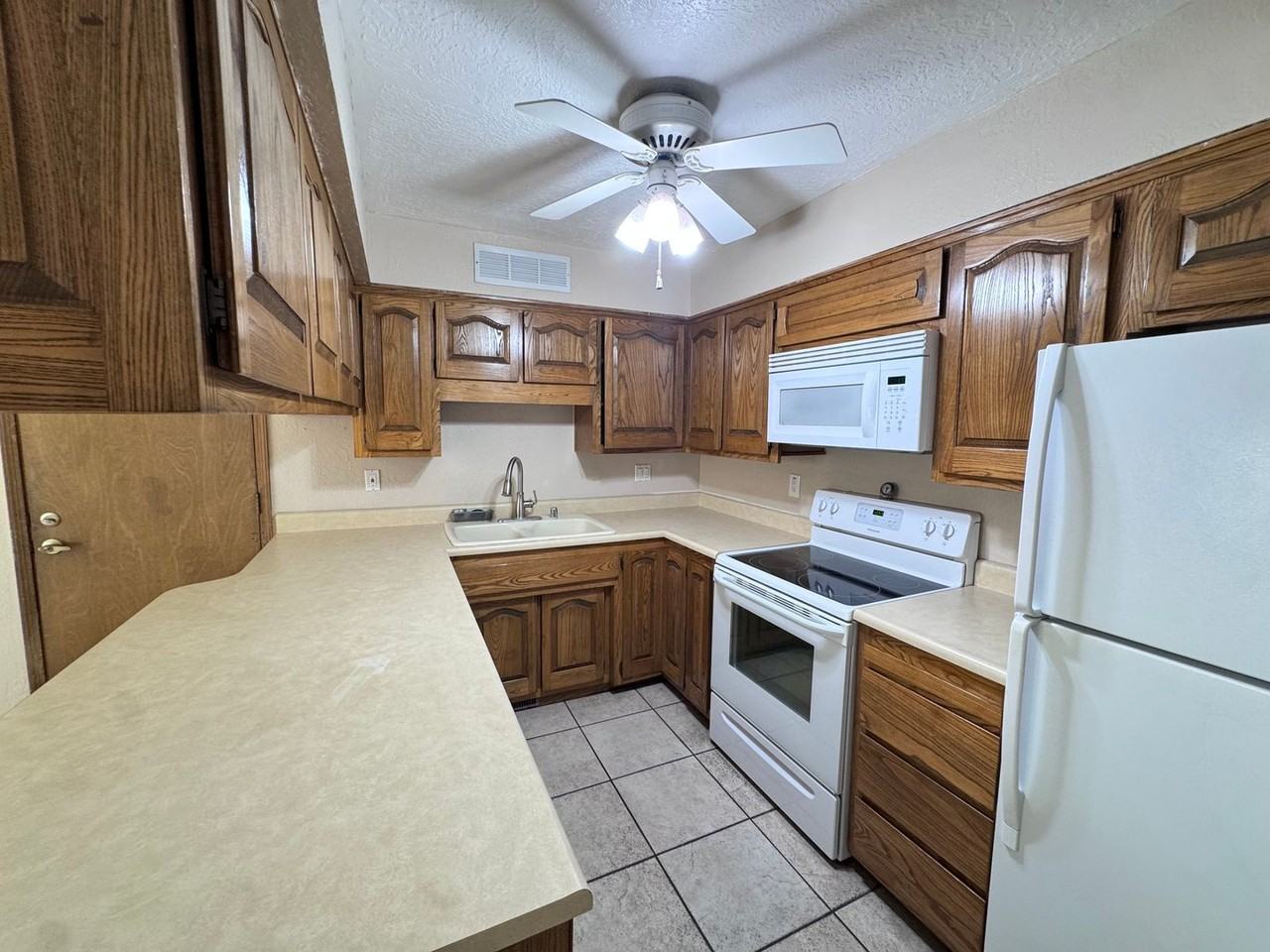 850 Southeast Cir Nw - Photo 4 of 17