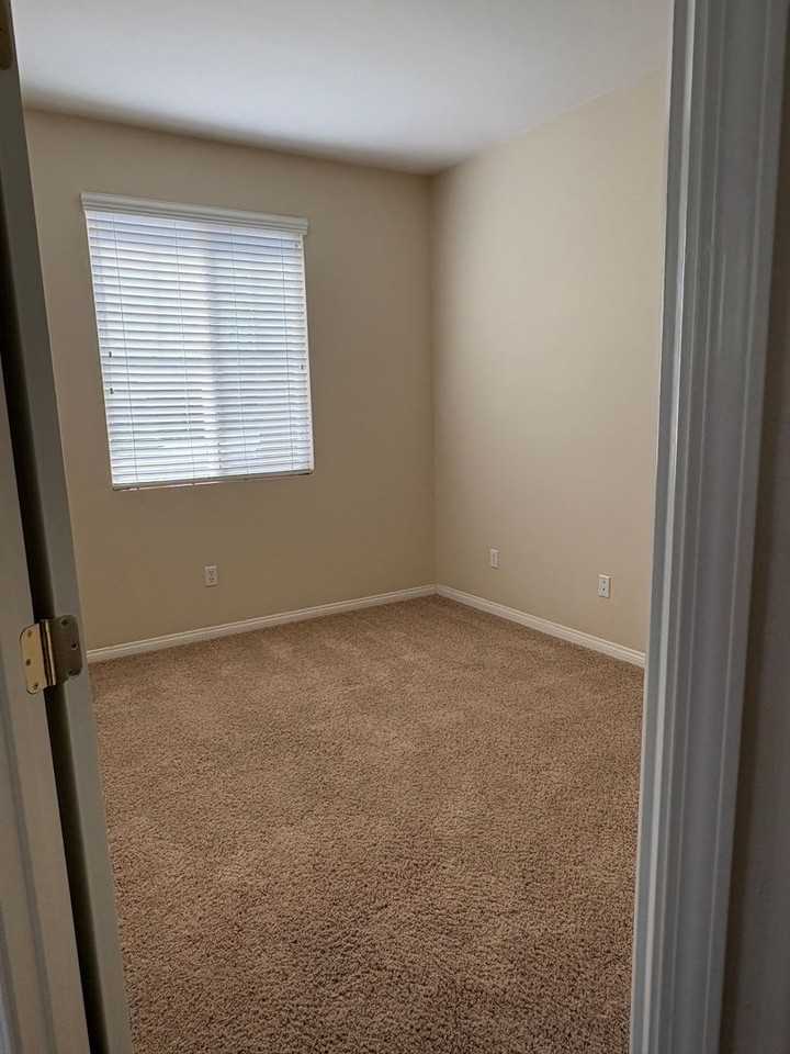 42320 Columbia Ct - Photo 4 of 45