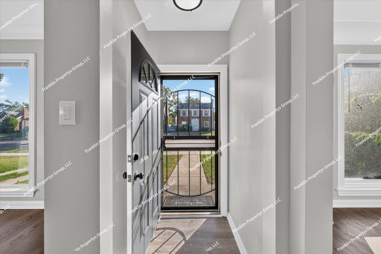 19467 Pinehurst St - Photo 5 of 44