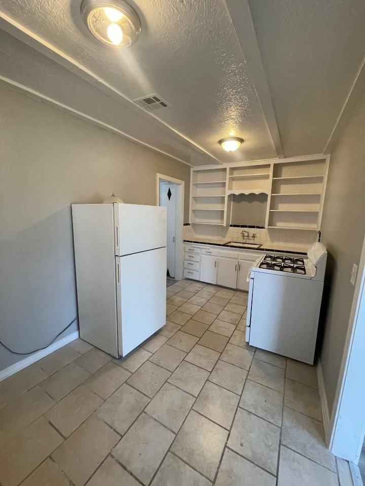 1133 Arkansas St - Photo 3 of 11