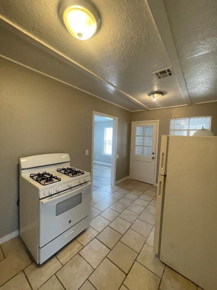 1133 Arkansas St - Photo 4 of 11
