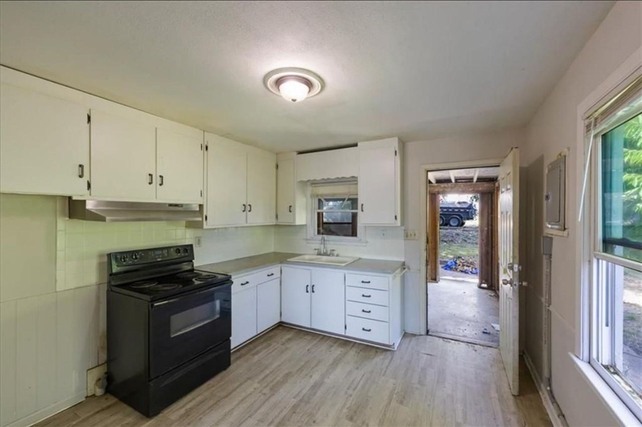 1134 Merriam Ln - Photo 6 of 7
