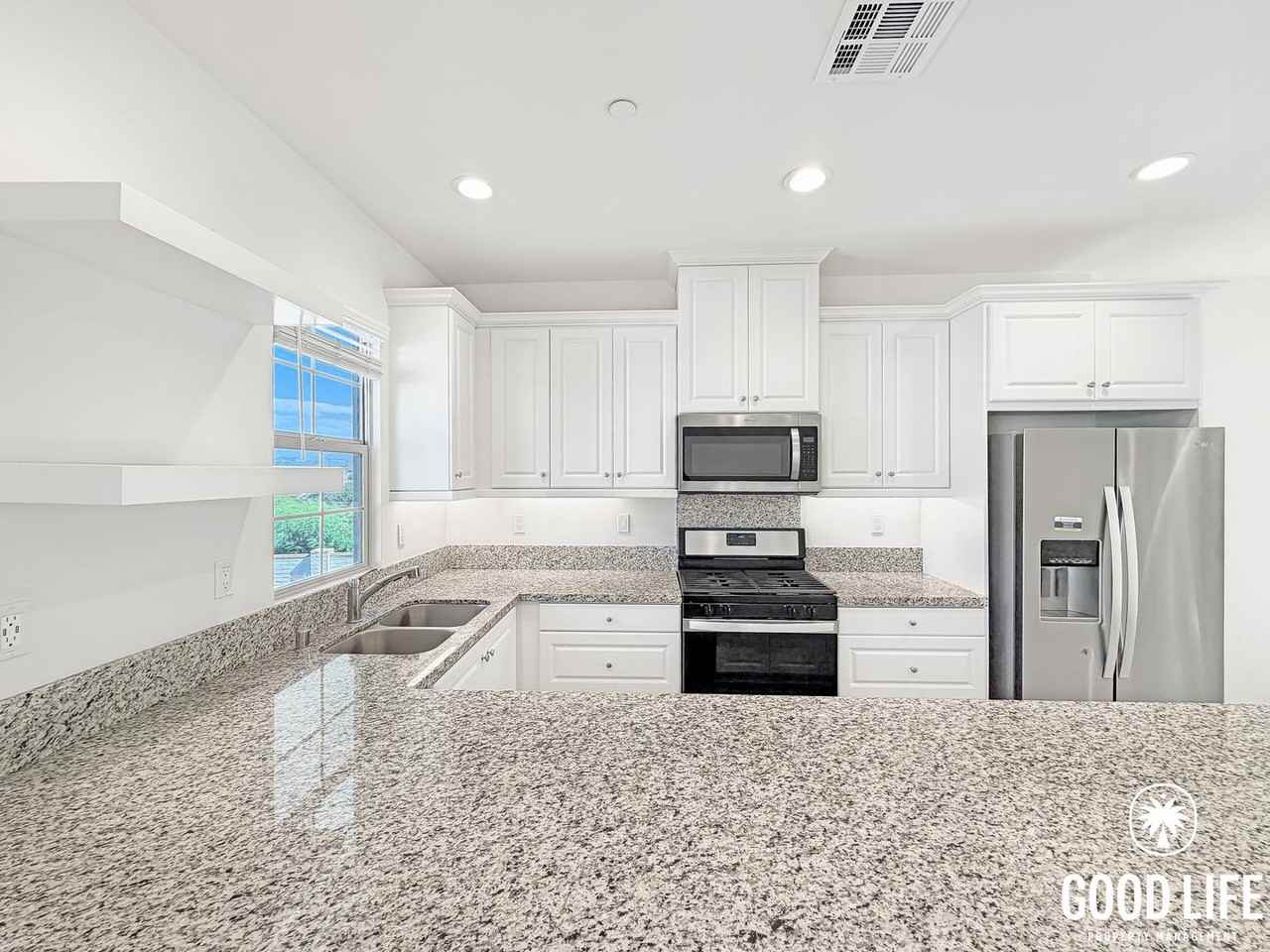 866 Slate St - Photo 4 of 23
