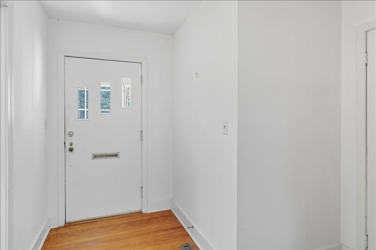 516 Naples Rd - Photo 6 of 32