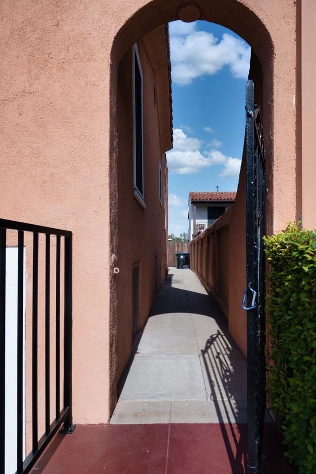 1563 S Sierra Bonita Ave - Photo 4 of 22