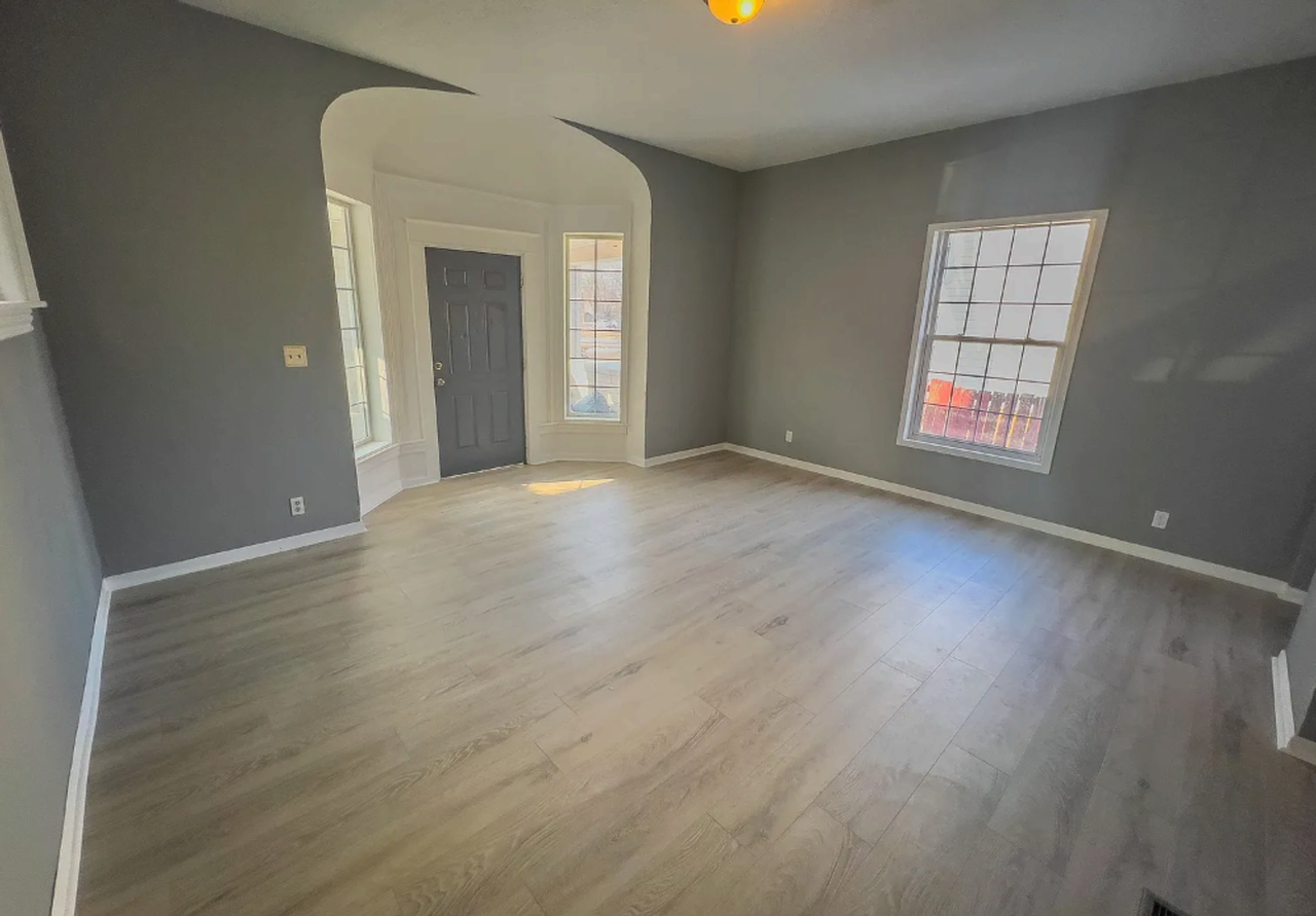1226 N Grand River Ave - Photo 2 of 21