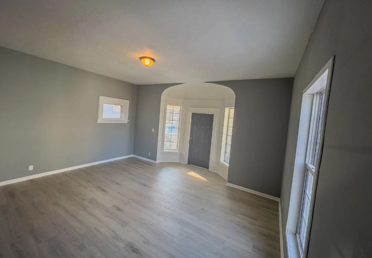 1226 N Grand River Ave - Photo 3 of 21
