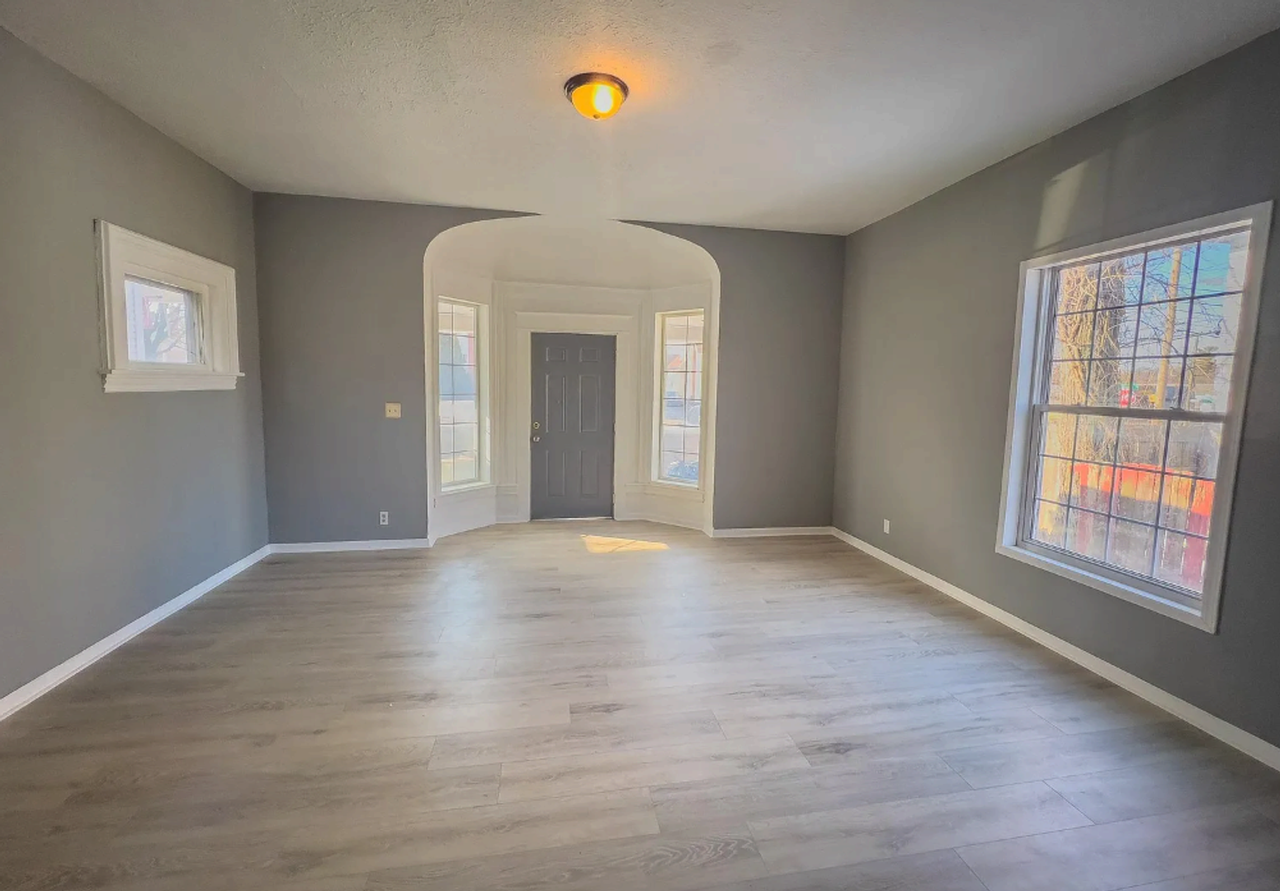 1226 N Grand River Ave - Photo 4 of 21