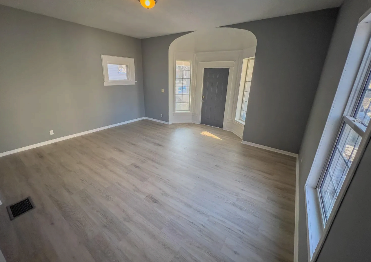 1226 N Grand River Ave - Photo 6 of 21
