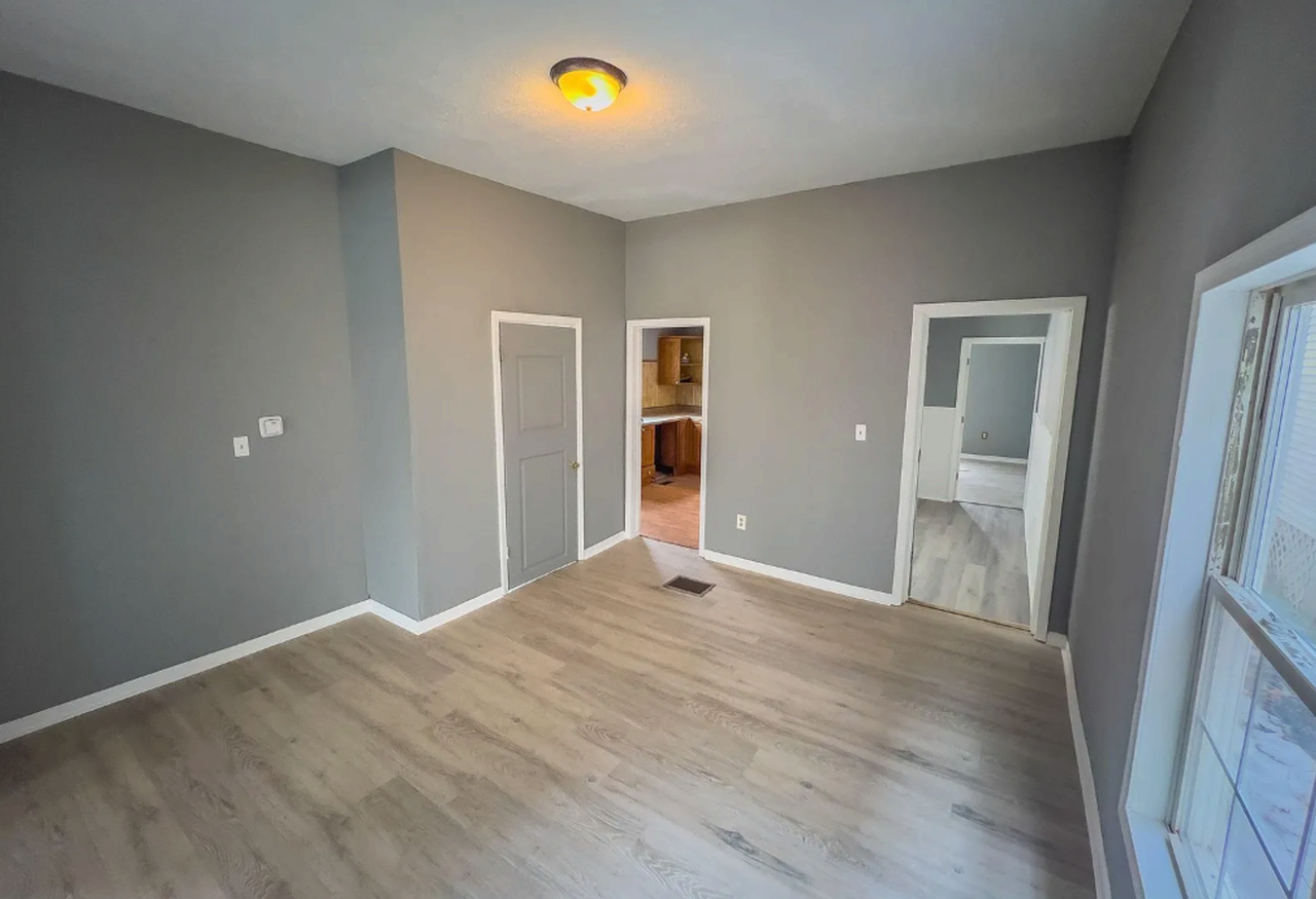 1226 N Grand River Ave - Photo 7 of 21