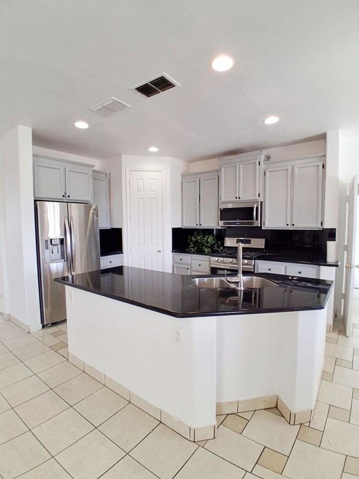 2551 S Lind Ave - Photo 3 of 30