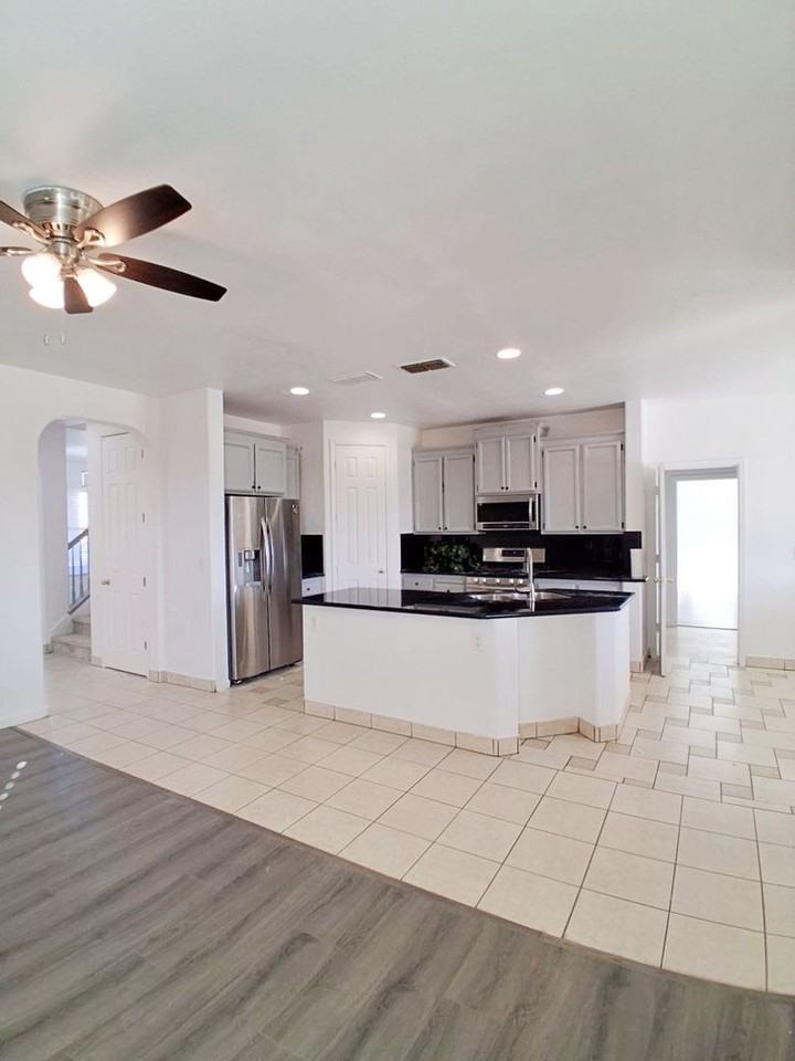 2551 S Lind Ave - Photo 4 of 30
